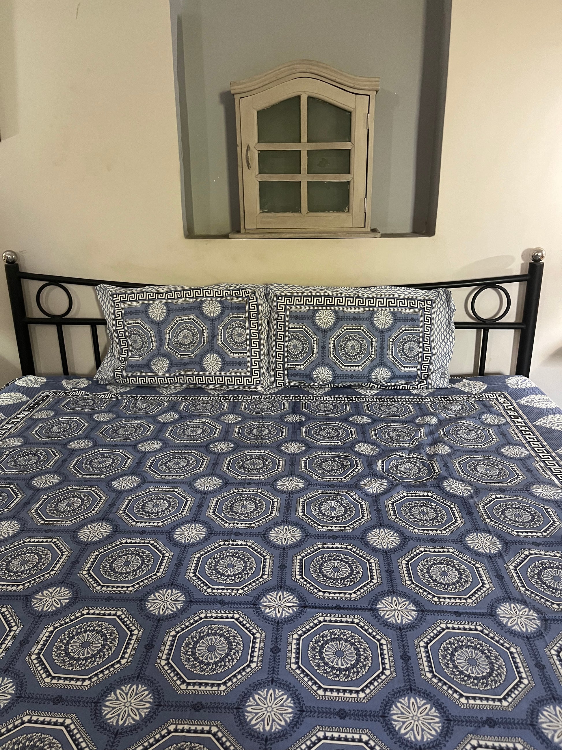 Abstract Print 200 TC Pure Cotton Bedsheet With 2 Pillow Covers Cotton Goodness